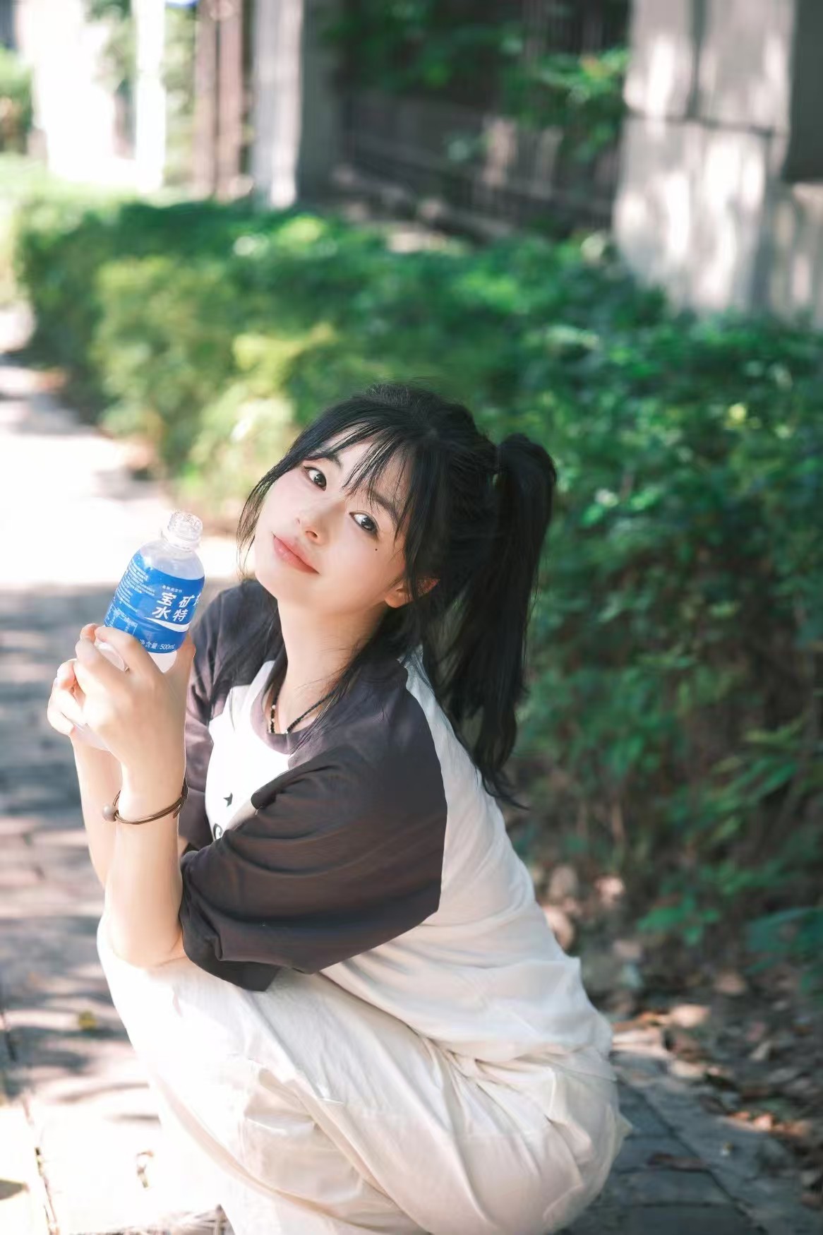龙红个人照片